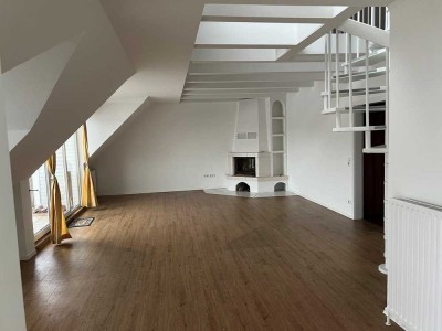 Großzügige Dachgeschoss-Wohnung 130qm in Bahnhofnähe. Innenstadt Buchholz.