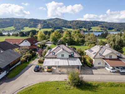 Leben, wo andere Urlaub machen – 6-Zimmer-Maisonette mit Seeblickidylle am Irrsee