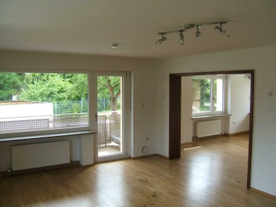 Freundliche und vollst. renovierte 5-Raum-Erdgeschosswohnung mit geh. Innenausstattung und EBK