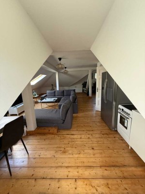 Wohnen mit Flair: Offenes Dachgeschoss sucht Mieter