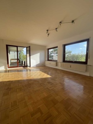 Helle 4 Zi.-Wohnung mit wunderschönem Ausblick, riesigem Balkon und Terrasse, Garage, Einbauküche