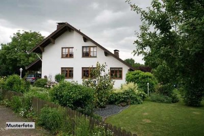 Freistehendes 2-Familienhaus nebst Garage