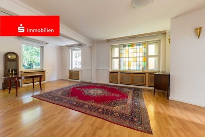 Frankfurt-Sachsenhausen-Nord: Charmante und großzügige 2-Zimmer-Hochparterrewohnung mit Altbauchar