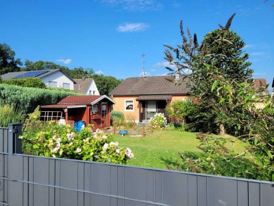 MANNELLA *Viel mehr Platz als man denkt* Bungalow mit Wintergarten, Keller & Garage in Wolsdorf