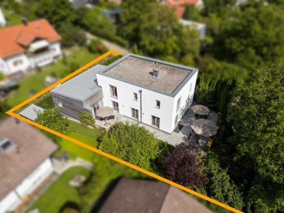 Architektenhaus in Seenähe: Grün gerahmter Rückzugsort mit exklusivem In- & Outdoor-Ambiente