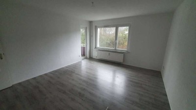 Geräumige 3-Zimmer-Wohnung mit Balkon, Badewanne/ Tageslichtbad/ ideal für Eigennutzer und Anleger!