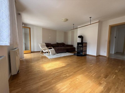 4 Zimmer Eigentumswohnung (ca. 113 m²) mit Wintergarten und Carport