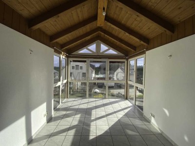 MÜNCHNER IG: Charmante Maisonette im Dachgeschoss – 4 Zimmer mit Kamin in ruhigem Wohnumfeld!