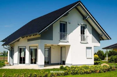 Einfamilienhaus mit beheizbarem Swimmingpool im Gartenbereich