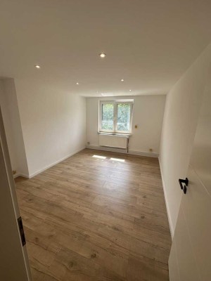 Helle, kernsanierte 4-Zimmer-Wohnung mit Dachterrasse und Kamin