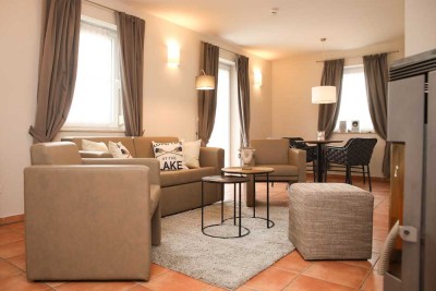 barrierefreie, ostseenahe Ferienwohnung - voll möbliert, Kamin, Terrasse, KfZ-Stellplatz