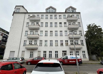 +++ Bezugsfreie, modernisierte 3-Zimmer-Altbauwohnung im Erdgeschoss in ruhiger Nebenstraße +++