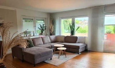 Außergewöhnliches Wohnambiente!
Terrassenwohnung in Dreifamilienhaus mit
Doppelgarage!