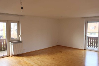 Modernisierte Wohnung mit drei Zimmern sowie zwei Balkons, EBK und Garage in Amberg