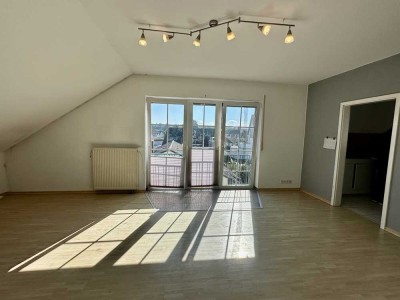Sofort frei | 2 Zimmer DG-Wohnung mit Einbauküche