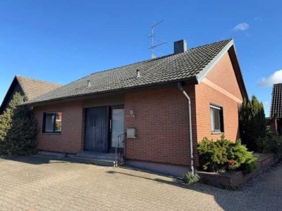 - Bungalow auf großem Grundstück in Ortsrandlage -
