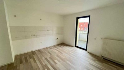 * 3 ZKB mit großem Balkon * Bad mit Fenster * 2. OG * renoviert