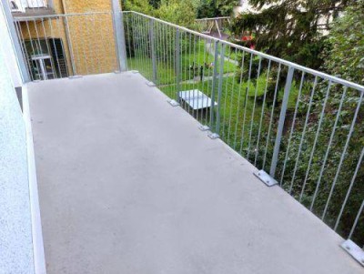 Heller 3 ZIMMER-Altbau + ruhiger Balkon 12m² + Einbauküche + Bad mit Dusche + extra WC + Lift!