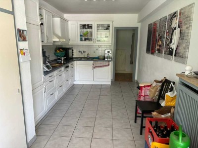 Großzügige 2,5-Zimmer-Wohnung mit Essküche & Wintergarten in Toplage Köln-Lindenthal
