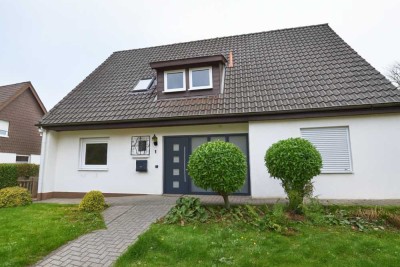 Einfamilienhaus mit Einliegerwohnung und großem Grundstück, Wintergarten & drei Garagen