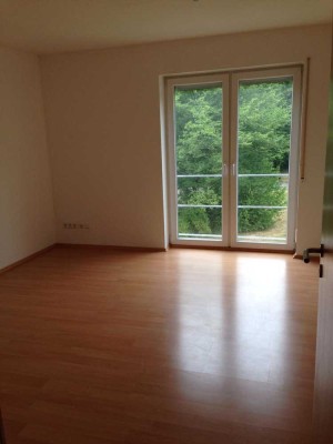 Geschmackvolle, neuwertige 3-Zimmer-Wohnung mit geh. Innenausstattung mit Balkon und EBK