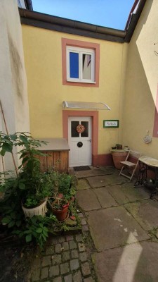 Gemütliche 2-Zimmer-Wohnung mit Terrasse und Einbauküche in Karlsruhe