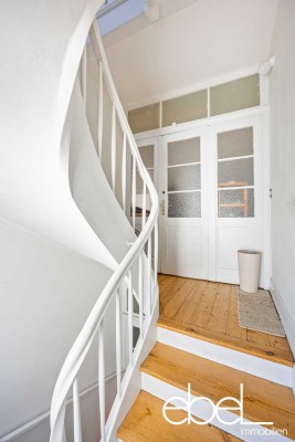 DOPPELHAUSHÄLFT I ALTBAU I ca. 196QM WOHNFLÄCHE I GARTEN I WINTERGARTEN I 9 ZIMMER I 3 STOCKWERKE