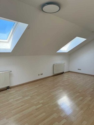 Gut geschnittene 1-Zimmer-Dachgeschosswohnung in Köln Weidenpesch