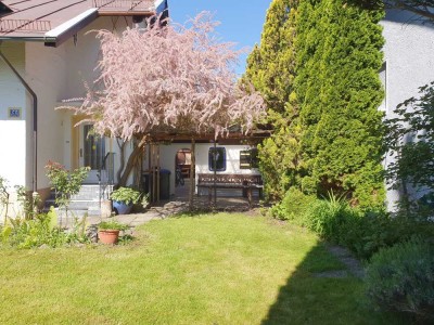 Freistehendes Einfamilienhaus mit eingefriedeten Garten und Einliegerwohnung