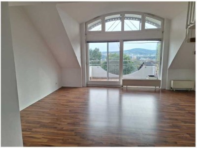 Top Lage!  2,5-Zimmer-Maisonette mit gehobener Ausstattung, Balkon, EBK und Blick in Gelnhausen