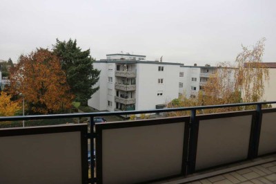 Gut geschnittene , 3-Zimmer-Wohnung mit kl. Nordbalkon + gr. Südbalkon  incl. PKW-Stellplatz