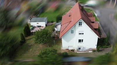 Charmantes Zweifamilienhaus mit Einliegerwohnung, Garage und Carport in ruhiger Lage von Breitbrunn