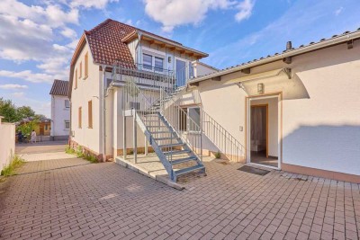 Attraktives Zweifamilienhaus mit schönem Grundstück und Scheune - ansehen, kaufen, einziehen!