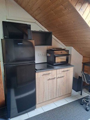 Schickes 1-Zimmer DG-Apartment, vollmöbliert, neu renoviert und klimatisiert in Kützberg