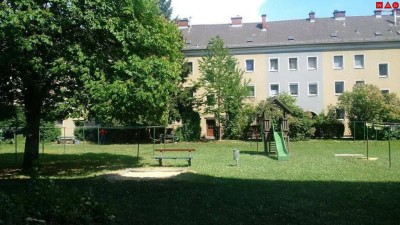 Ein besonderes Schätzchen durch die Balkontür in den allgemeinen Innenhof! 2-Raum-Wohnung mit Parkplatz!