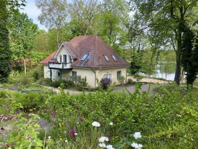Exklusives Wassergrundstück mit privatem Seezugang und Bootsanleger