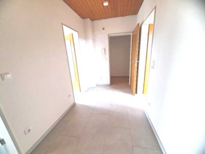 Helle, großzügig geschnittene Wohnung 2 Zimmer Küche/Diele/Bad/Balkon