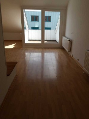 Geschmackvolle Wohnung mit drei Zimmern sowie Balkon und Einbauküche in Lübeck