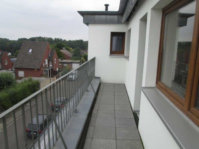 Stilvolle, vollst. renovierte 2,5-Zimmer-Wohnung mit geh. Innenausstattung mit Balkon