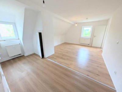 **Jetzt zugreifen: +modernes Tageslichtbad +weiße Wände +Laminat +eigener Garten**
