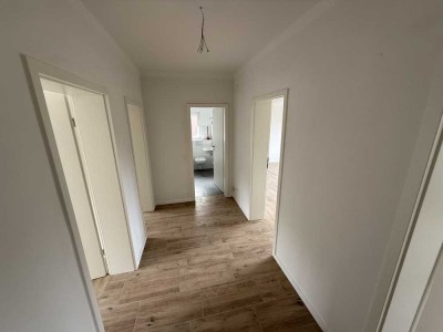 Erstbezug nach Sanierung: Schöne 3-Raum-Wohnung zzgl. Diele und Bad mit Garten in Bergheim-Oberaußem