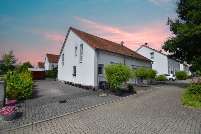 Stilvoll Wohnen: Neuwertiges, modernes Reihenendhaus in beliebter Lage auf Niederberg