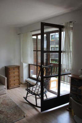 Geschmackvolle, vollst. renovierte 1,5-Zimmer-Wohnung mit geh. Innenausstattung mit EBK