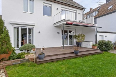 Modernisiertes und stilvolles Zweifamilienhaus mit Garten und Doppelgarage