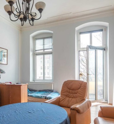 Altbauwohnung im Vorderhaus mit Süd-Balkon & hohen Stuckdecken!