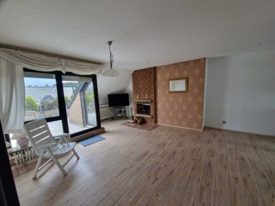 Helle Dachgeschosswohnung mit Kamin & riesiger Terrasse – renoviert, individuelle Küchenlösung