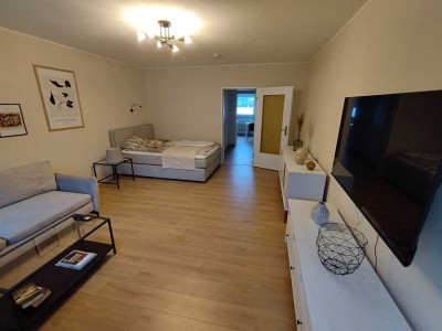 Geschmackvolle, vollst. renovierte 1-Raum-Wohnung mit geh. Innenausstattung mit Balkon und EBK