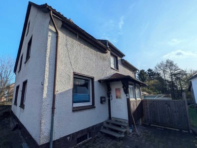 Saniertes Zweifamilienhaus mit ausgebautem Spitzboden und großer Terrasse