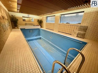 Leben mit Stil: Pool, Sauna, Partyraum – alles unter einem Dach