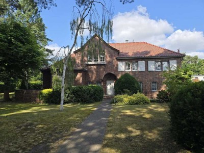Stattliche Fabrikanten-Villa mit Doppelgarage auf einem Parkähnlichen Gartengrundstück